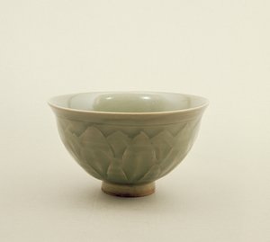 Cuenco de celadón del norte, decorado con diseño de pétalos de loto, Dinastía Sung (960-1280)